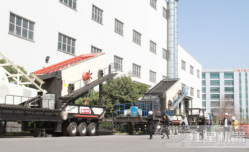 客戶(hù)參觀紅星車(chē)載碎石機(jī)